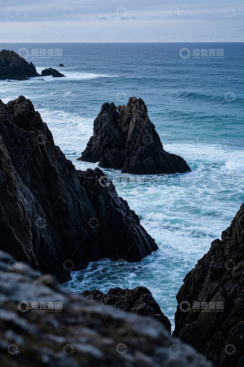 高清大图下载【趣麦麦图】海岸边海浪拍打礁石景观