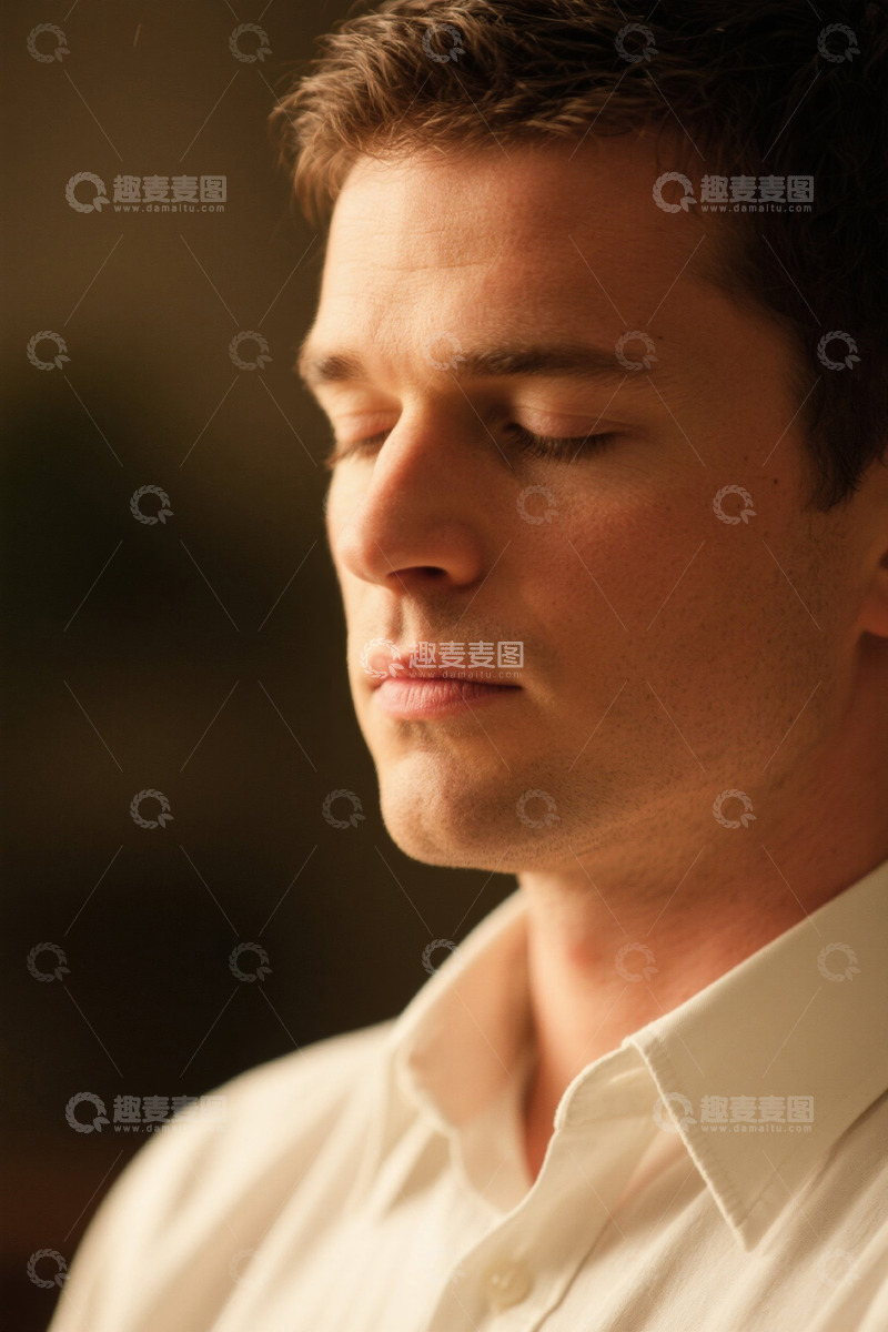 高清大图下载【趣麦麦图】闭眼沉思的年轻男子肖像