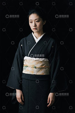 黑色和服女子忧郁凝视