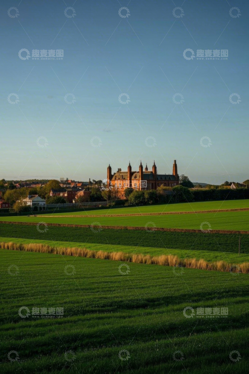 高清大图下载【趣麦麦图】田野边的欧式建筑风景