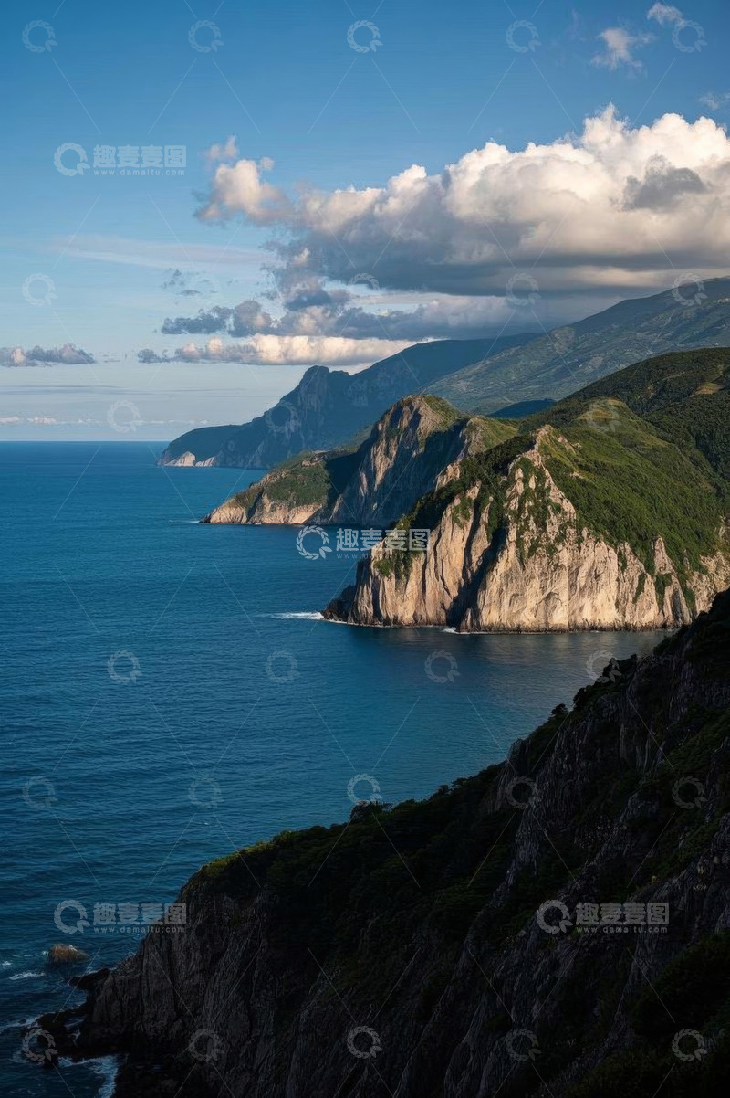 高清大图下载【趣麦麦图】海岸边连绵山峦与蓝色海洋景观