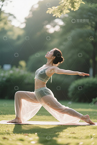 阳光下瑜伽练习女子