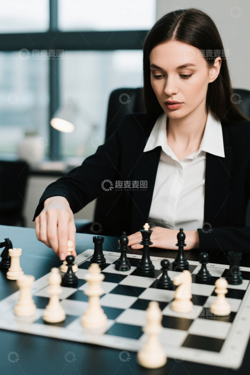 高清大图下载【趣麦麦图】职场女性在办公室下棋沉思