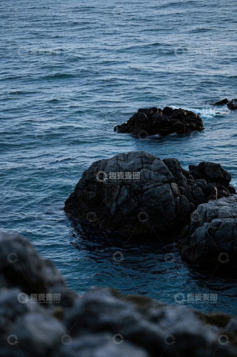 高清大图下载【趣麦麦图】海面上的礁石景观