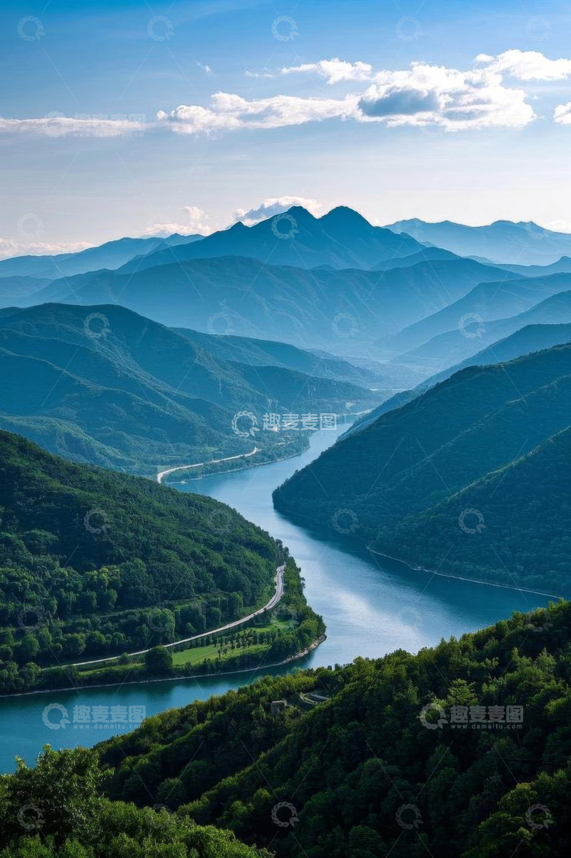 高清大图下载【趣麦麦图】山间河流与蜿蜒公路风景