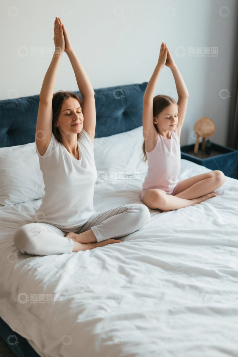 高清大图下载【趣麦麦图】母女二人在床上打坐冥想