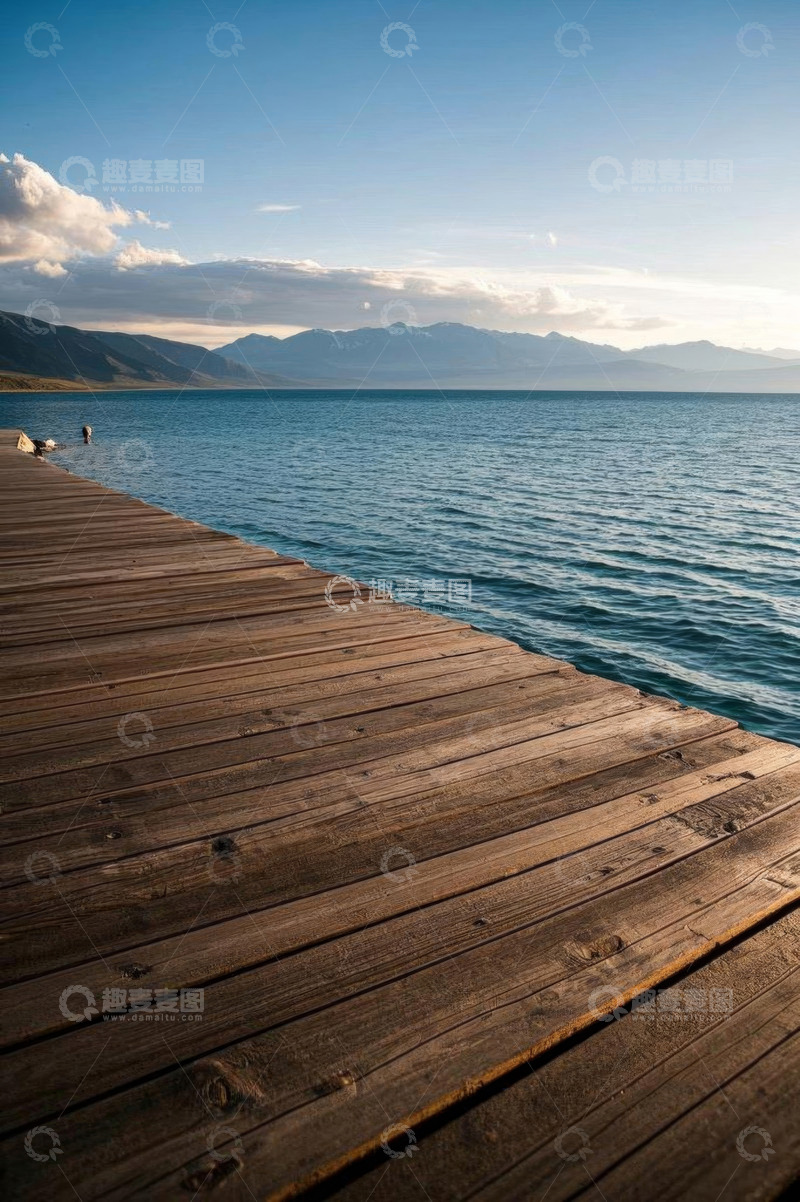 高清大图下载【趣麦麦图】湖边木质栈桥与山水景观