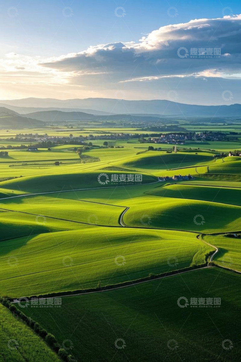 高清大图下载【趣麦麦图】航拍绿色田野与远处村落