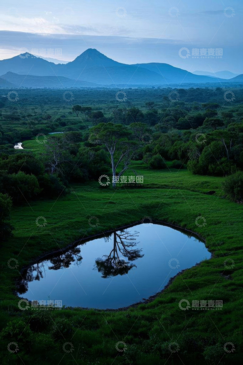 高清大图下载【趣麦麦图】草原湖泊与远山自然景观