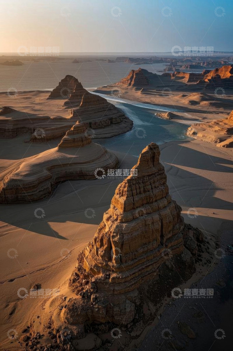 高清大图下载【趣麦麦图】沙漠河流雅丹地貌航拍