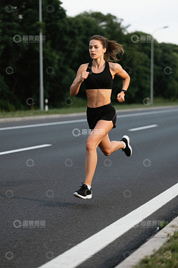 女子在公路上跑步运动健身