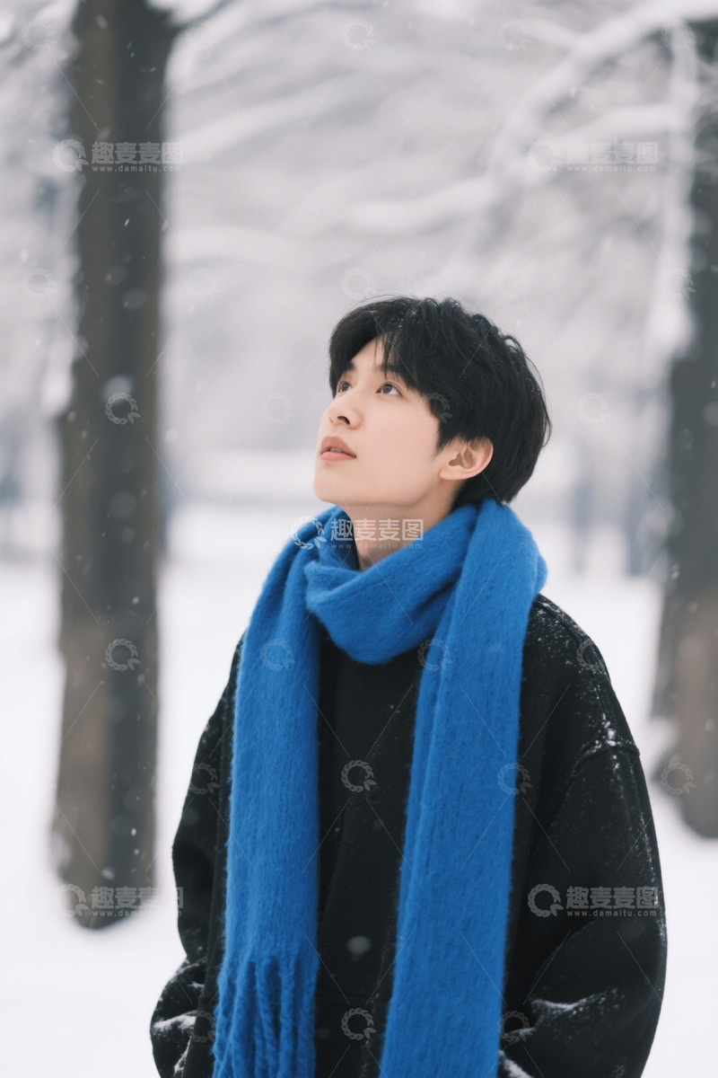 高清大图下载【趣麦麦图】冬日雪景中蓝色围巾青年