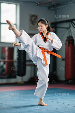 跆拳道女孩高抬腿练习