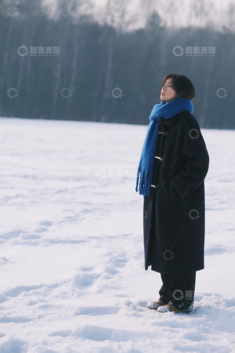 高清大图下载【趣麦麦图】冬日雪景中伫立的女子
