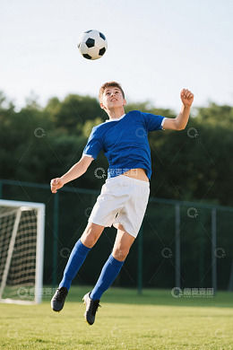 少年足球运动员空中飞跃