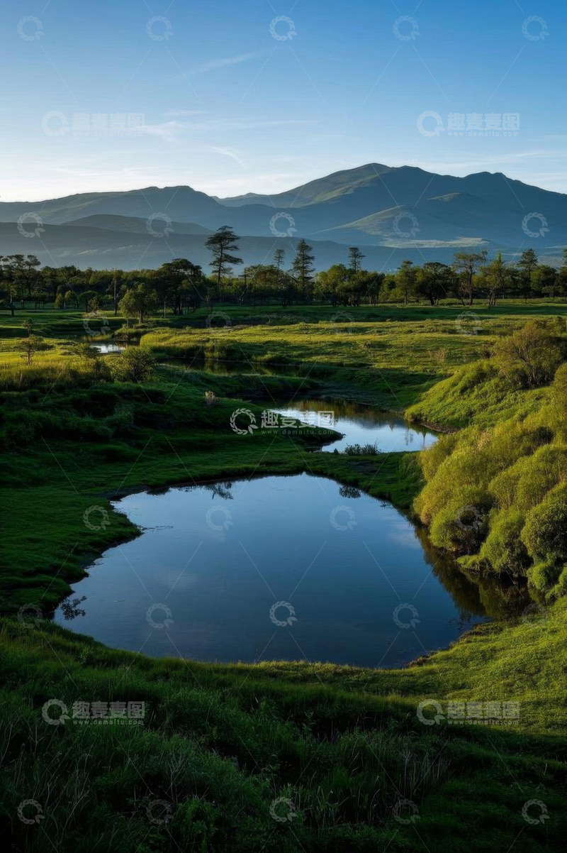 高清大图下载【趣麦麦图】山野间的草地与水域景观