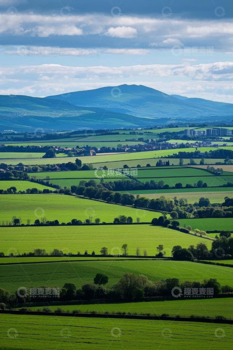 高清大图下载【趣麦麦图】广袤绿色田野与远山景观