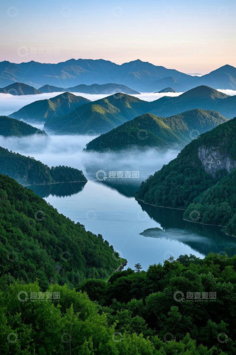 高清大图下载【趣麦麦图】山间湖泊自然风光全景