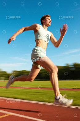 阳光下奔跑的年轻运动员