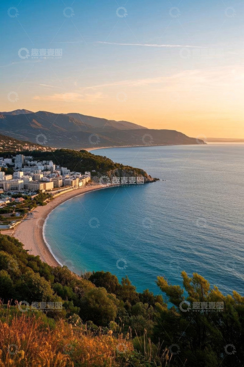 高清大图下载【趣麦麦图】海滨小镇与海滩的黄昏景色