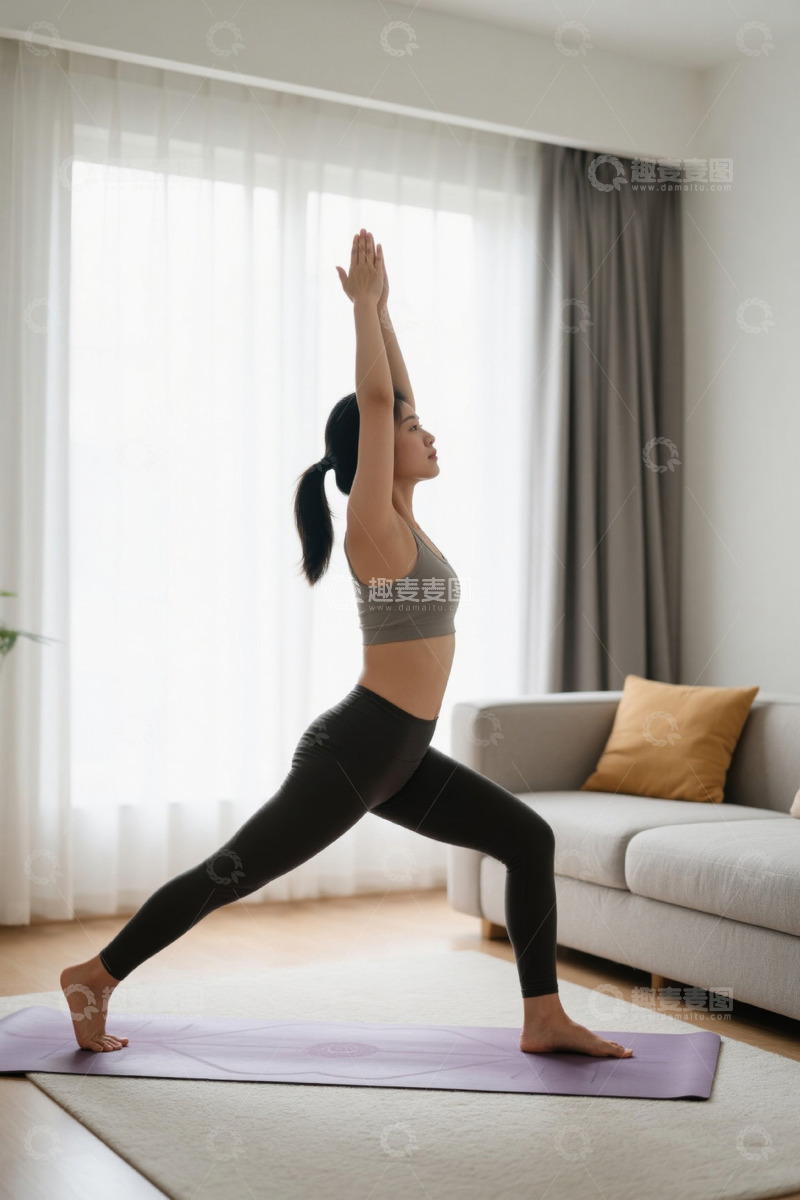 高清大图下载【趣麦麦图】瑜伽女性在家练习战士二式