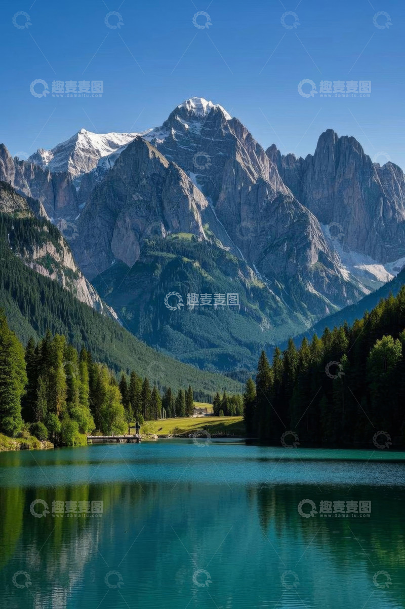 高清大图下载【趣麦麦图】群山环绕的静谧湖泊风景