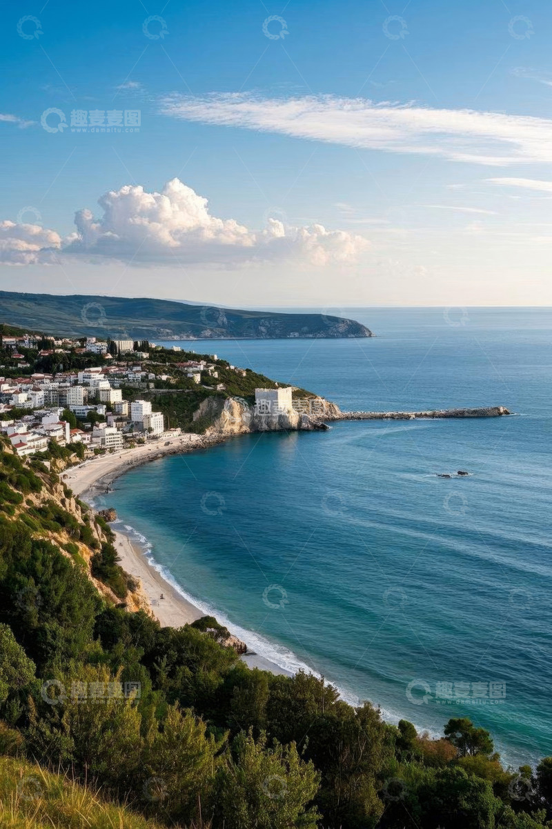 高清大图下载【趣麦麦图】海岸边城镇与蓝色大海景观