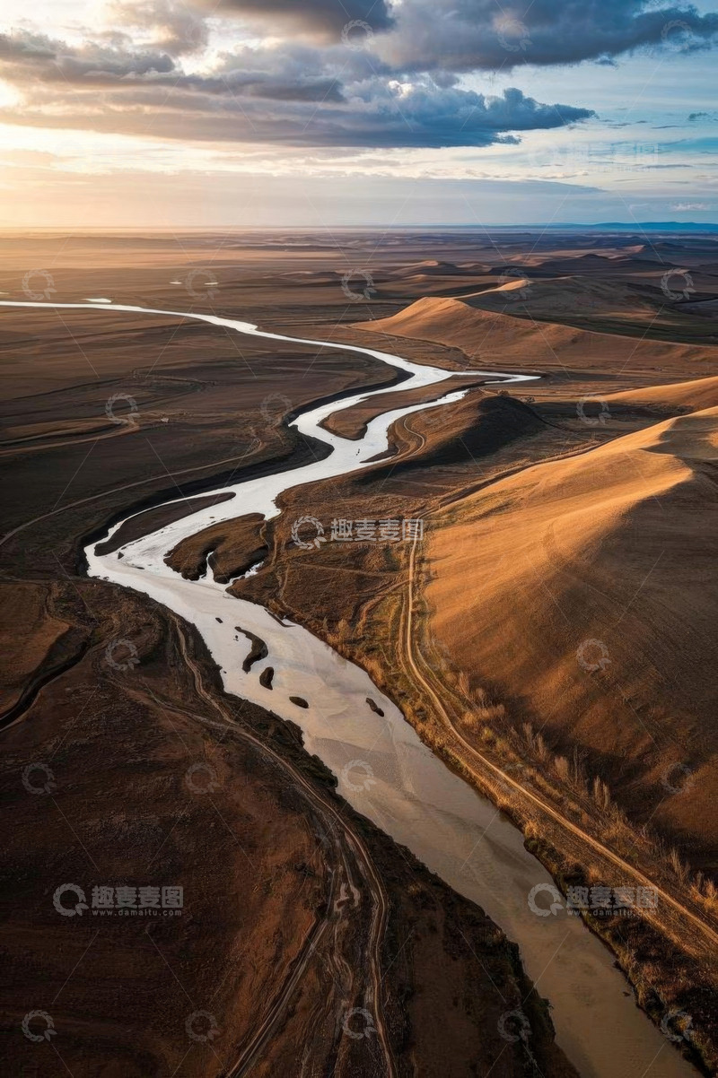 高清大图下载【趣麦麦图】航拍广袤平原上蜿蜒的河流