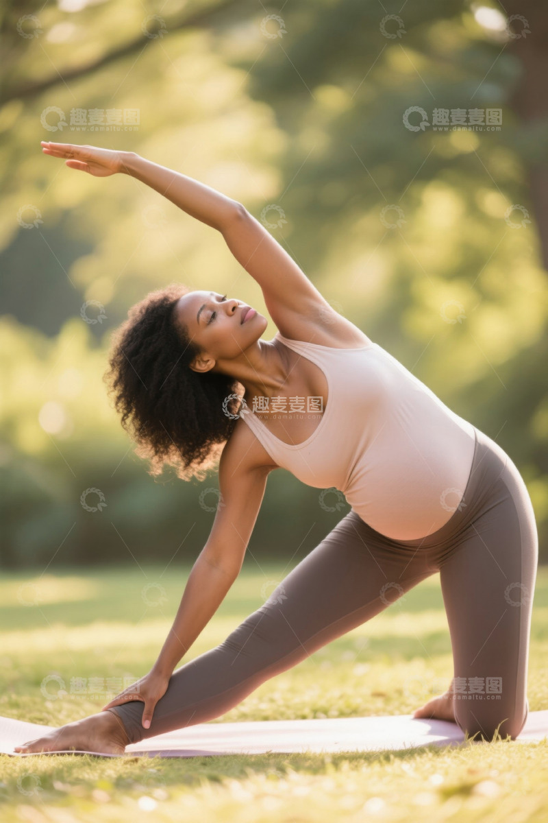 高清大图下载【趣麦麦图】孕妇户外瑜伽练习舒展身姿