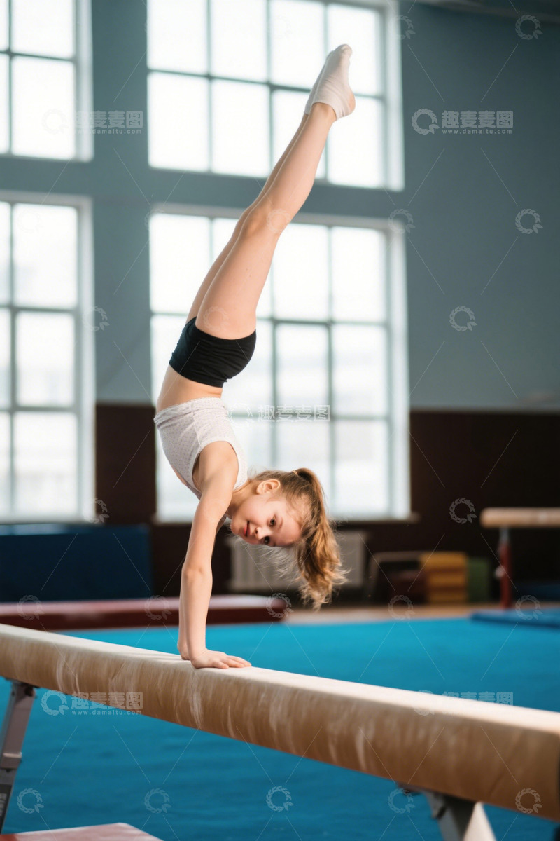 高清大图下载【趣麦麦图】女孩在体操平衡木上倒立