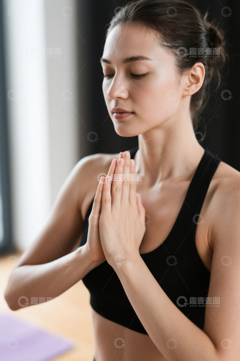 高清大图下载【趣麦麦图】瑜伽练习女性冥想合十祈祷