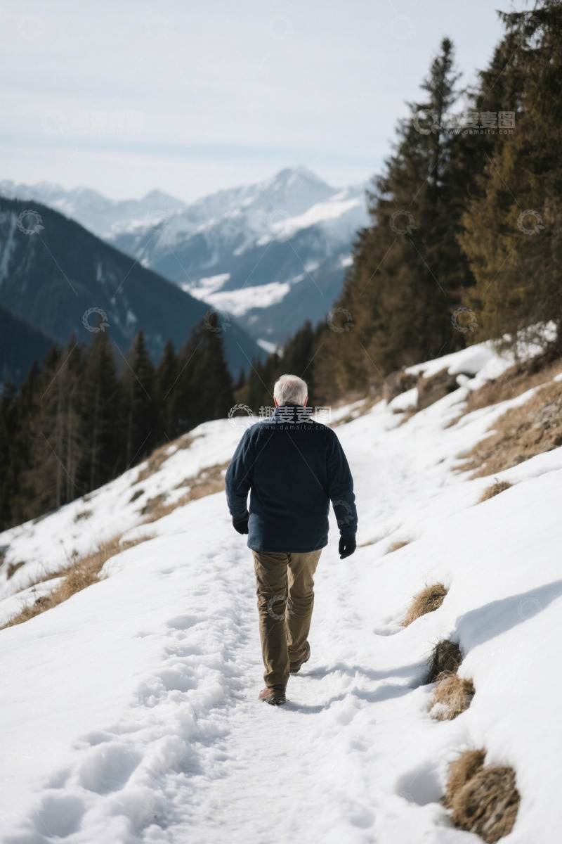 高清大图下载【趣麦麦图】老人在雪山步道上行走