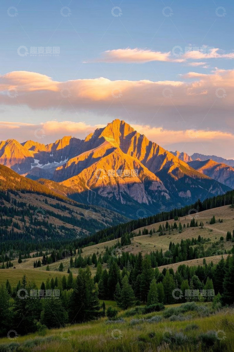 高清大图下载【趣麦麦图】夕阳下的壮丽山脉与植被景观