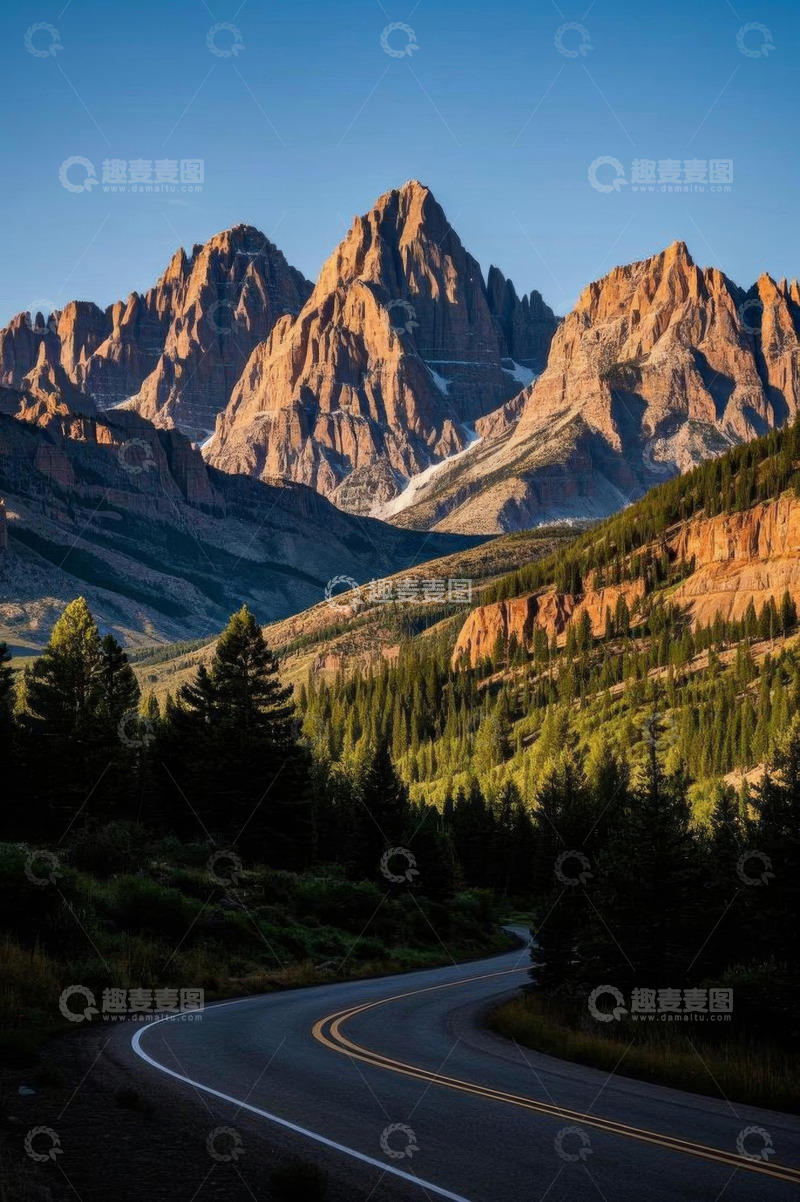 高清大图下载【趣麦麦图】山间蜿蜒公路与壮丽山脉景观