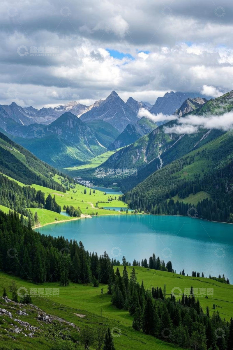 高清大图下载【趣麦麦图】高山下的碧绿湖泊风景