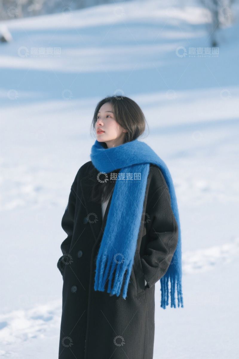 高清大图下载【趣麦麦图】冬日雪景中穿着黑色外套的年轻女子