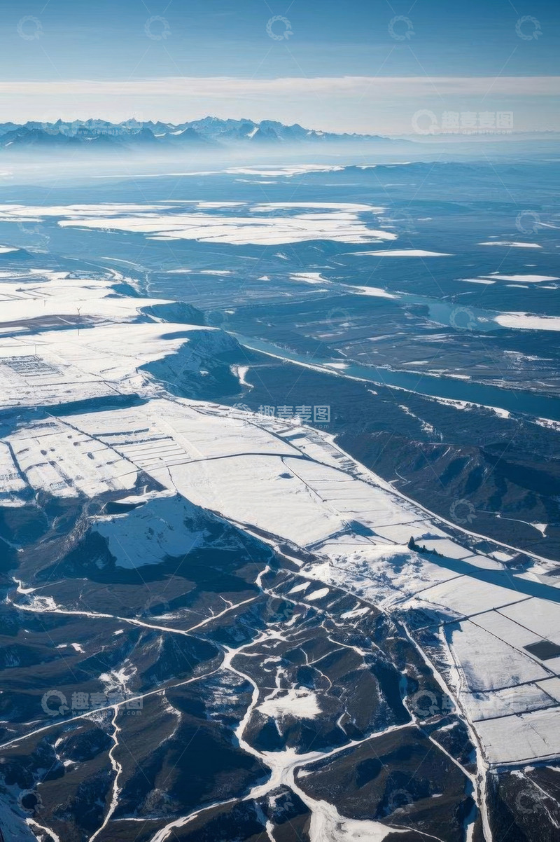 高清大图下载【趣麦麦图】冬季平原雪山航拍全景