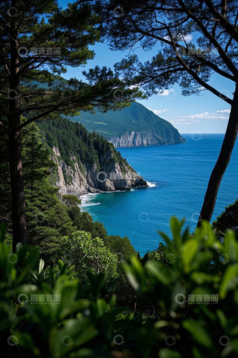 高清大图下载【趣麦麦图】山林间俯瞰蓝色海岸景观