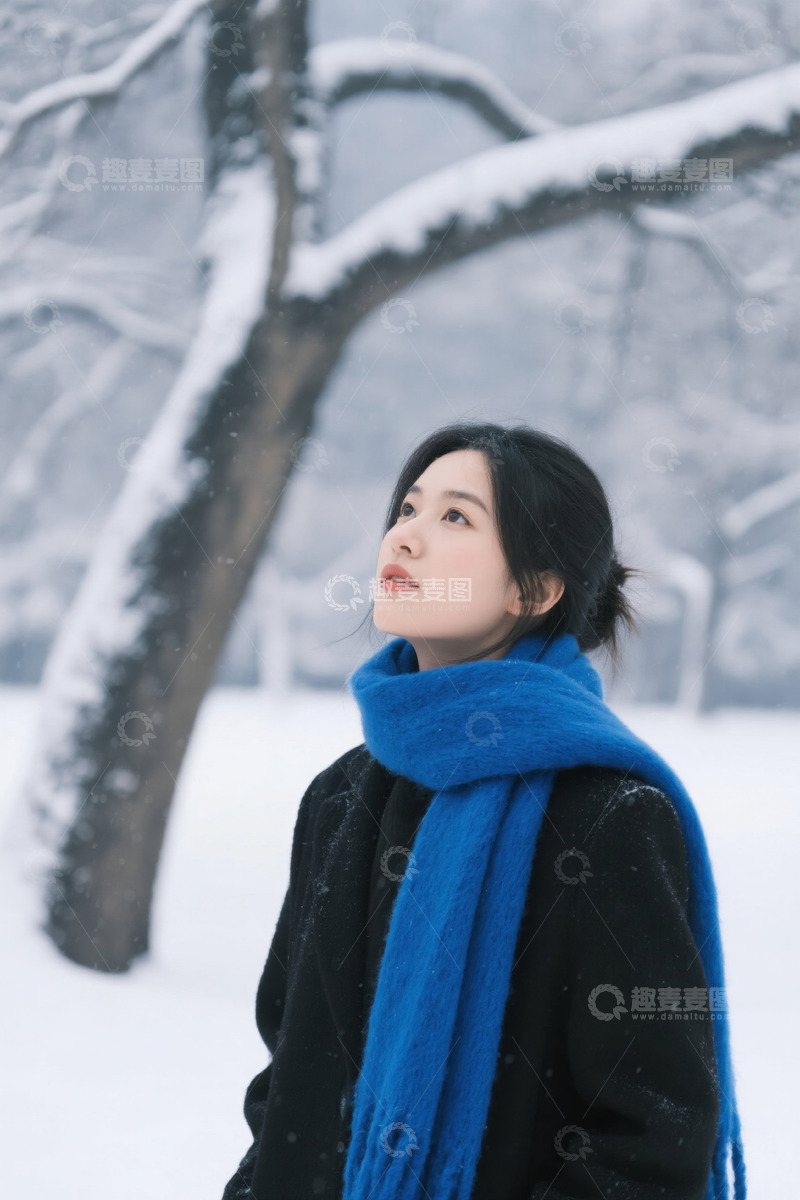 高清大图下载【趣麦麦图】冬日雪景中一位女子凝望远方