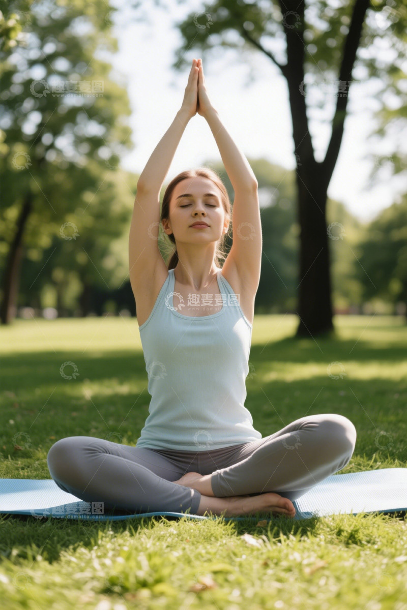 高清大图下载【趣麦麦图】阳光下公园里女孩打坐冥想