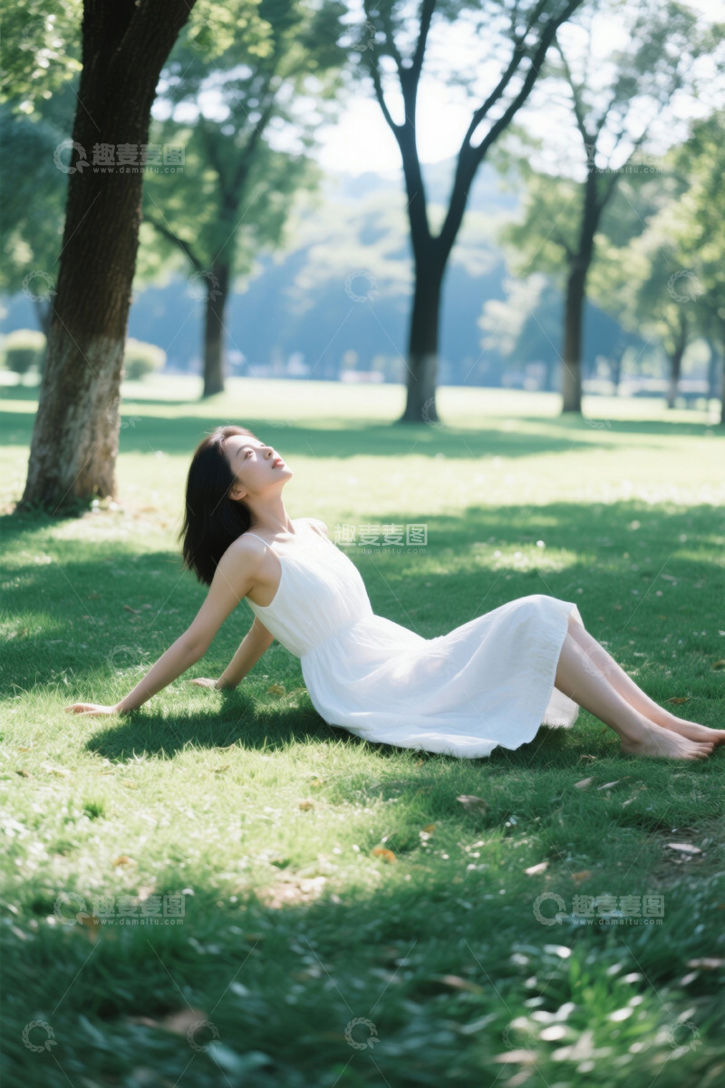 高清大图下载【趣麦麦图】白衣女子公园草地休憩阳光