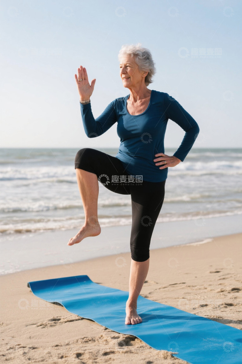 高清大图下载【趣麦麦图】海滩上优雅的老年女性瑜伽练习
