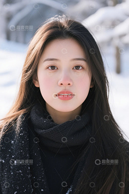 冬日雪景中美丽的年轻女子