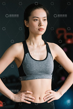 健身房里自信美丽的年轻女子