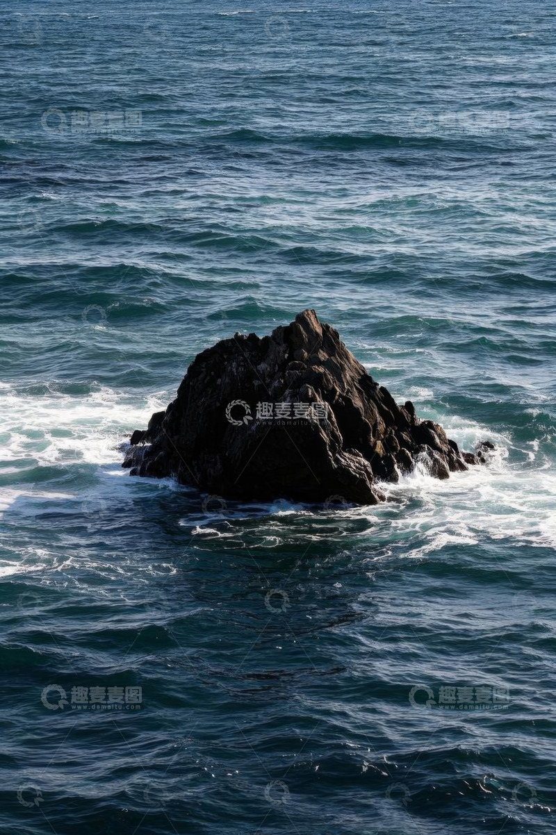 高清大图下载【趣麦麦图】海中孤岩波光粼粼