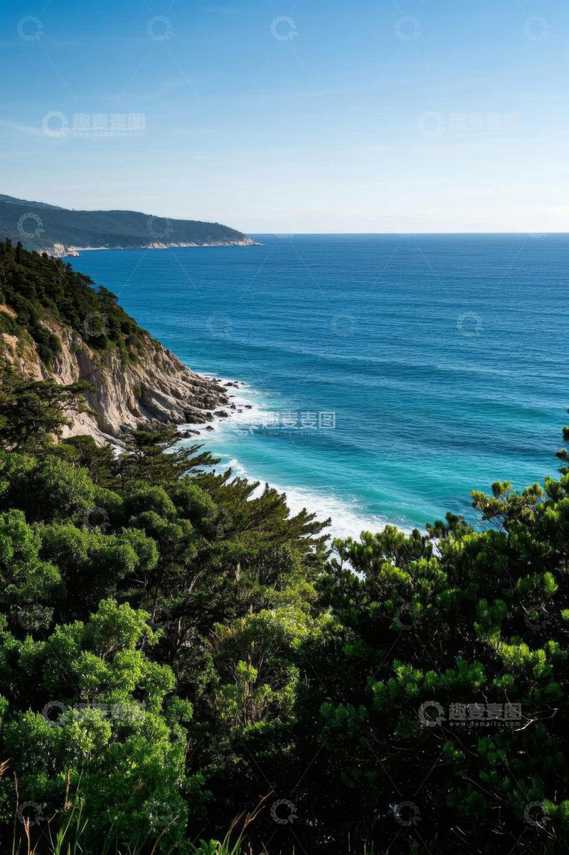 高清大图下载【趣麦麦图】海岸边绿树环绕的蓝色海洋景观
