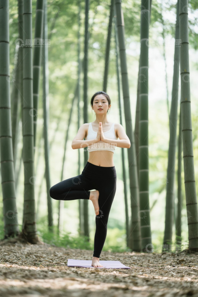 高清大图下载【趣麦麦图】竹林中优雅的瑜伽练习者