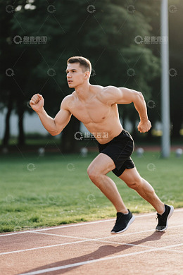 健壮男子田径场奔跑