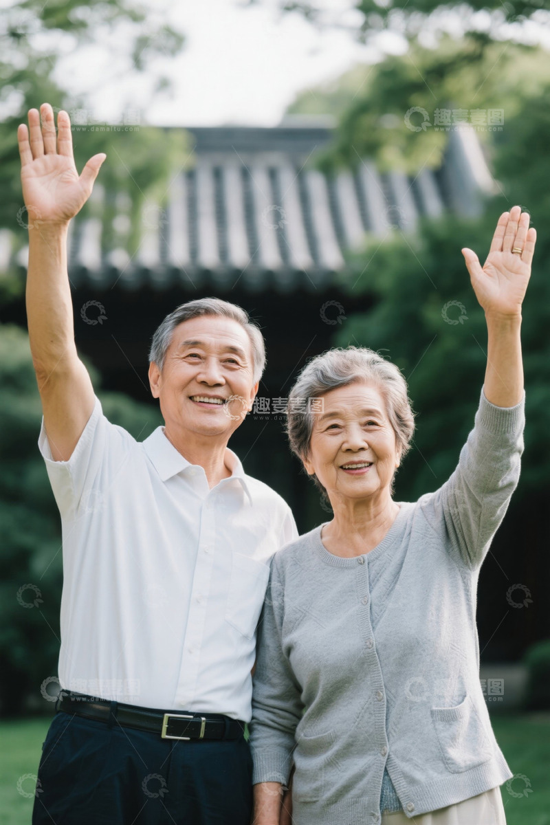 高清大图下载【趣麦麦图】公园里挥手致意的幸福老年夫妇