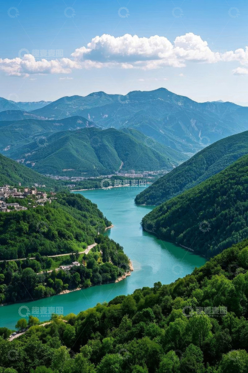 高清大图下载【趣麦麦图】青山绿水环绕的河谷风光